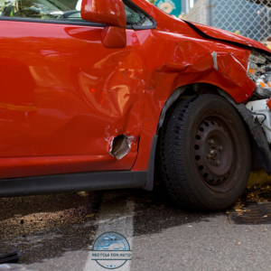 Voiture rouge défoncée dans la rue pour rachat par RecycleTonAuto