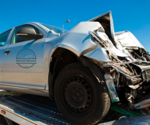 oiture accidentée sur dépanneuse pour rachat chez RecycleTonAuto