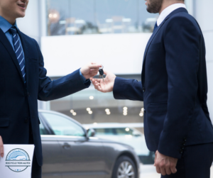 Hommes échangeant clés de voiture après rachat chez RecycleTonAuto